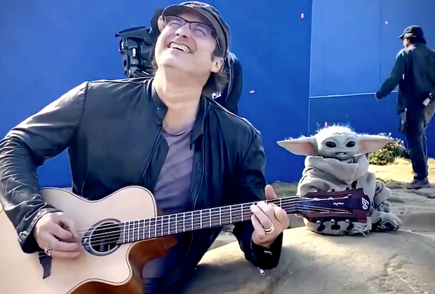 Robert Rodriguez e Grogu.Da: tvline