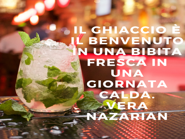 Il ghiaccio è il benvenuto in una bibita fresca in una giornata calda.Vera Nazarian