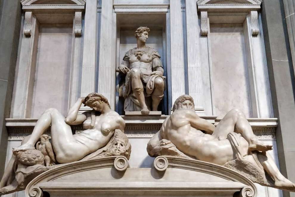 Sepolcro monumentale di Giuliano de' Medici, duca di Nemours, con le raffigurazioni della Notte (a sinistra) e il Giorno (a destra) e lo stesso Giuliano (in alto)