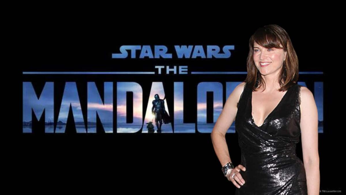 Lucy Lawless parla di quella che sarebbe dovuta essere la sua apparizione in Star Wars - Lucy Lawless e il logo di The Mandalorian