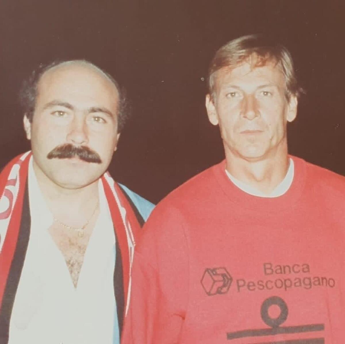 Questo tifoso percorre ogni volta 2000 km per seguire il Foggia - Alfredo De Carlo con Zeman in una foto del 1991