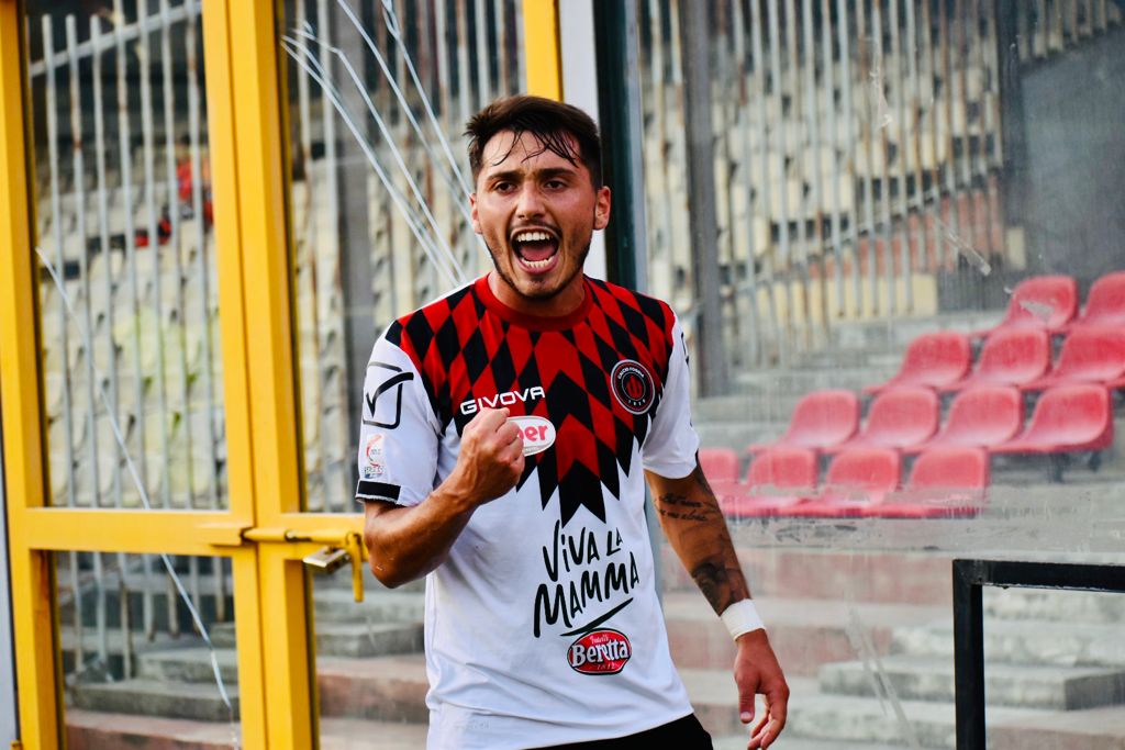 Immagine in evidenza: l'esultanza di Andrea Di Grazia dopo il gol segnato in Foggia-ACR Messina 2-0, Secondo Turno Eliminatorio di Coppa Italia Serie C 2021/2022 - crediti: foto di Luigia Spinelli