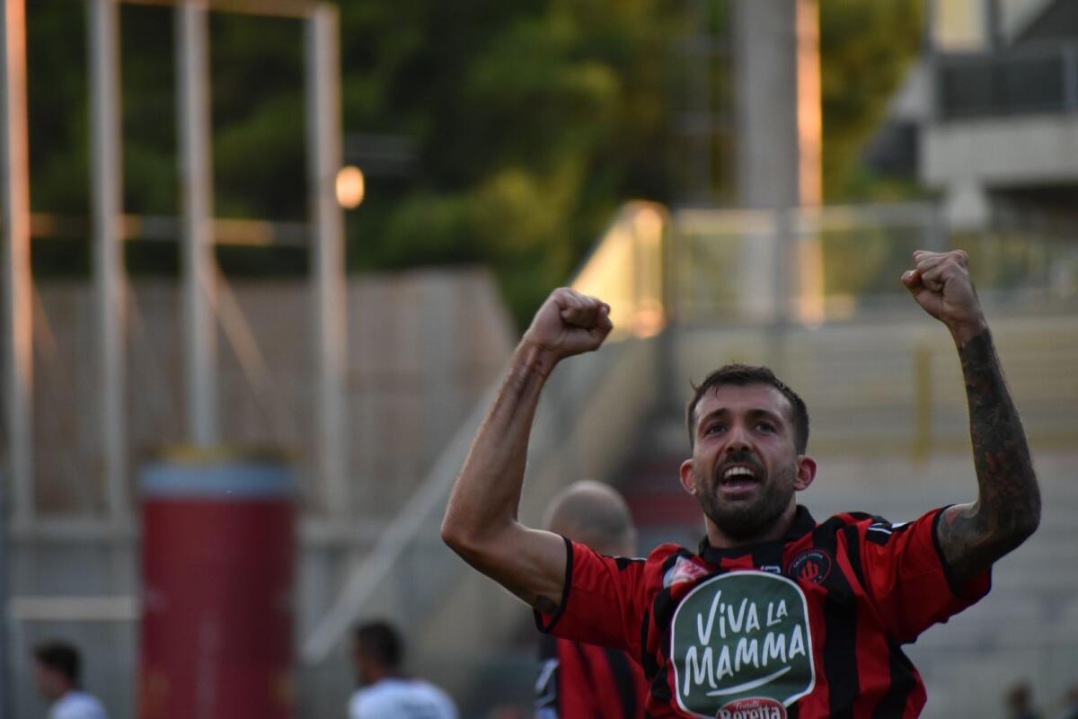 Spettacolo in campo: è Petermann l’anima del Foggia di Zeman? - Immagine in evidenza: l'esultanza di Davide Petermann dopo il gol realizzato in Foggia 4-1 Potenza (Serie C - girone C, stagione 2021/2022) - crediti: foto di Luigia Spinelli