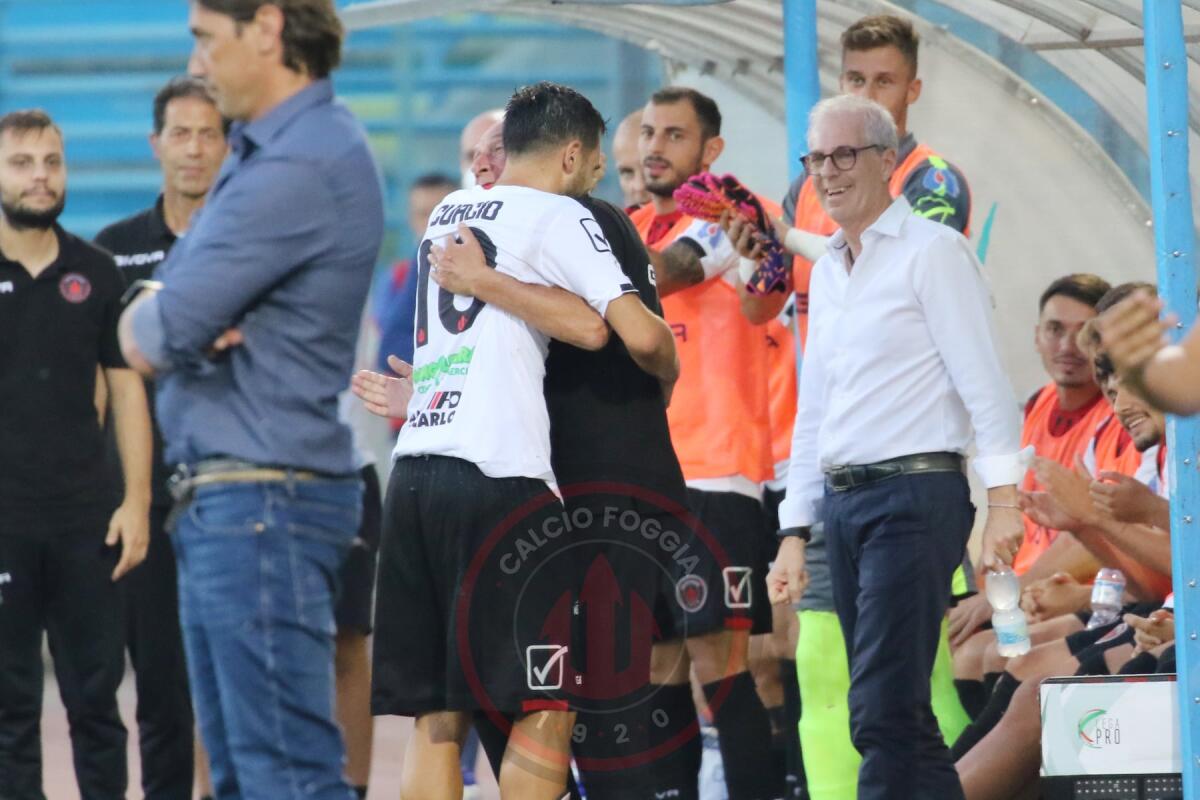 Il motivo dell’abbraccio tra Zeman e Curcio - Immagine in evidenza: l'abbraccio tra Alessio Curcio e Zdeněk Zeman in Fidelis Andria-Foggia 0-3 (Serie C - girone C, stagione 2021/2022) - crediti foto: pagina ufficiale Facebook Calcio Foggia 1920