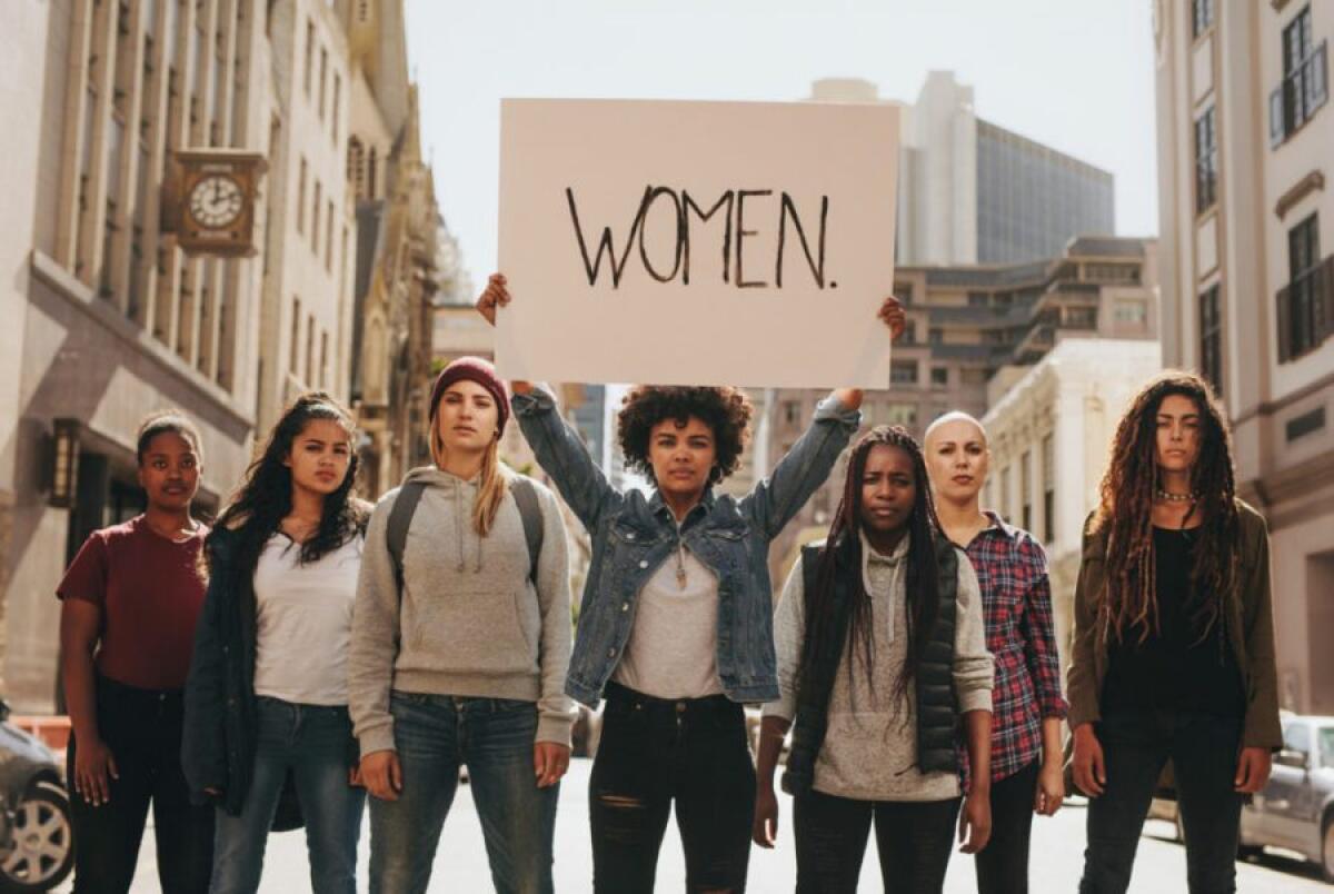 Agenda 2030, Calendaria raffigura le donne del passato verso il futuro - 