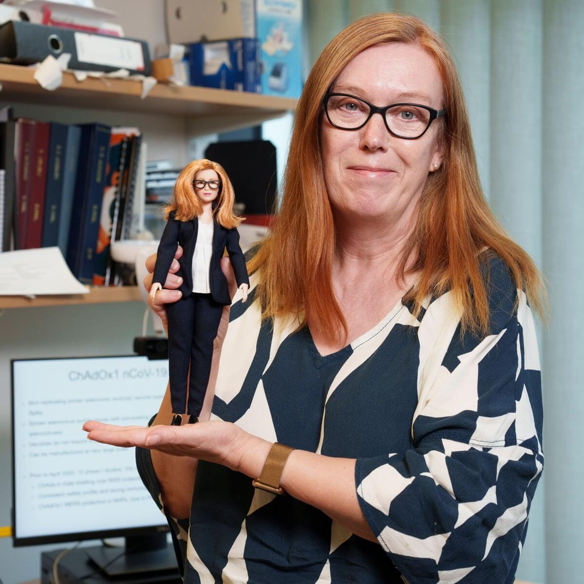 Una Barbie virologa in onore alla co-creatrice del vaccino Astrazeneca! - The Guardian
Vaccinologist Barbie: Prof Sarah Gilbert honoured with a doll | Vaccines and immunisation | The Guardian