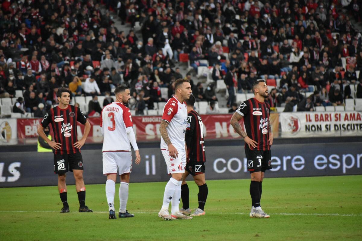 Serie C - girone C, oggi Picerno-Foggia: la panoramica - Immagine in evidenza: uno scatto di Bari-Foggia 1-1 (Serie C - girone C, stagione 2021/2022) - crediti: foto di Luigia Spinelli