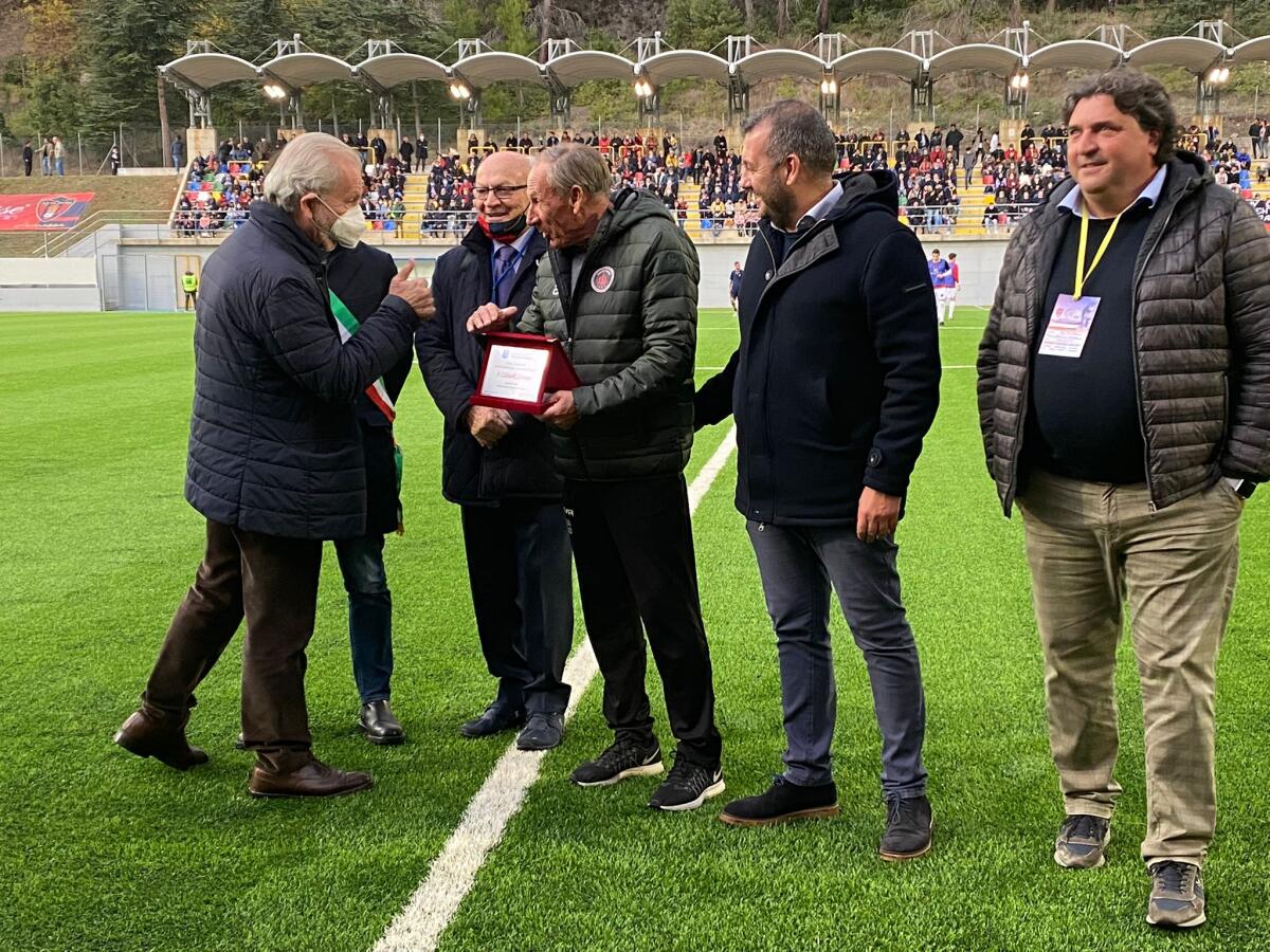 Picerno, consegnato premio alla carriera a Zdeněk Zeman - Immagine in evidenza: uno scatto della premiazione di Zdeněk Zeman prima di Picerno-Foggia 1-1 - crediti: foto di Luigia Spinelli