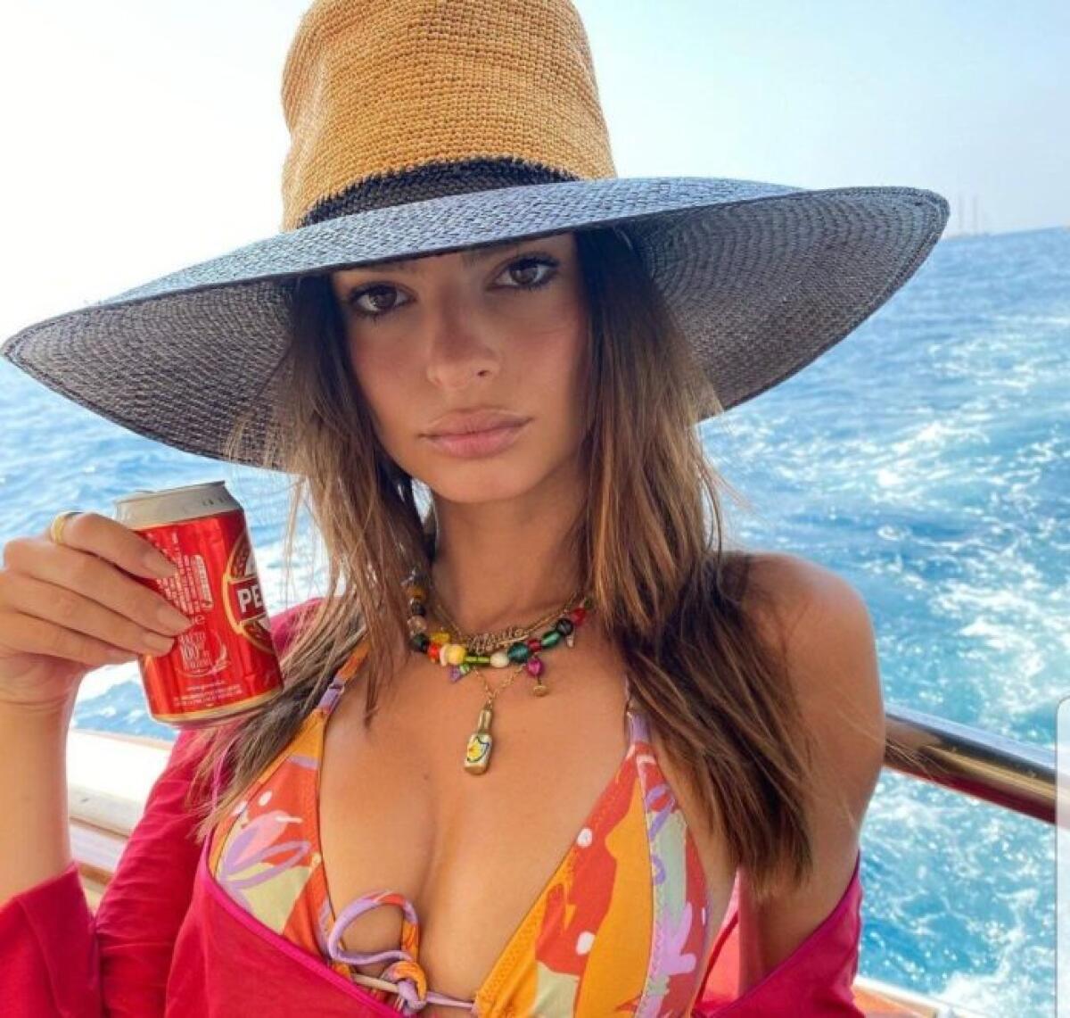 La modella Emily Ratajkowski in Puglia tra crudi, Peroni e ricci di mare - FONTE INSTAGRAM