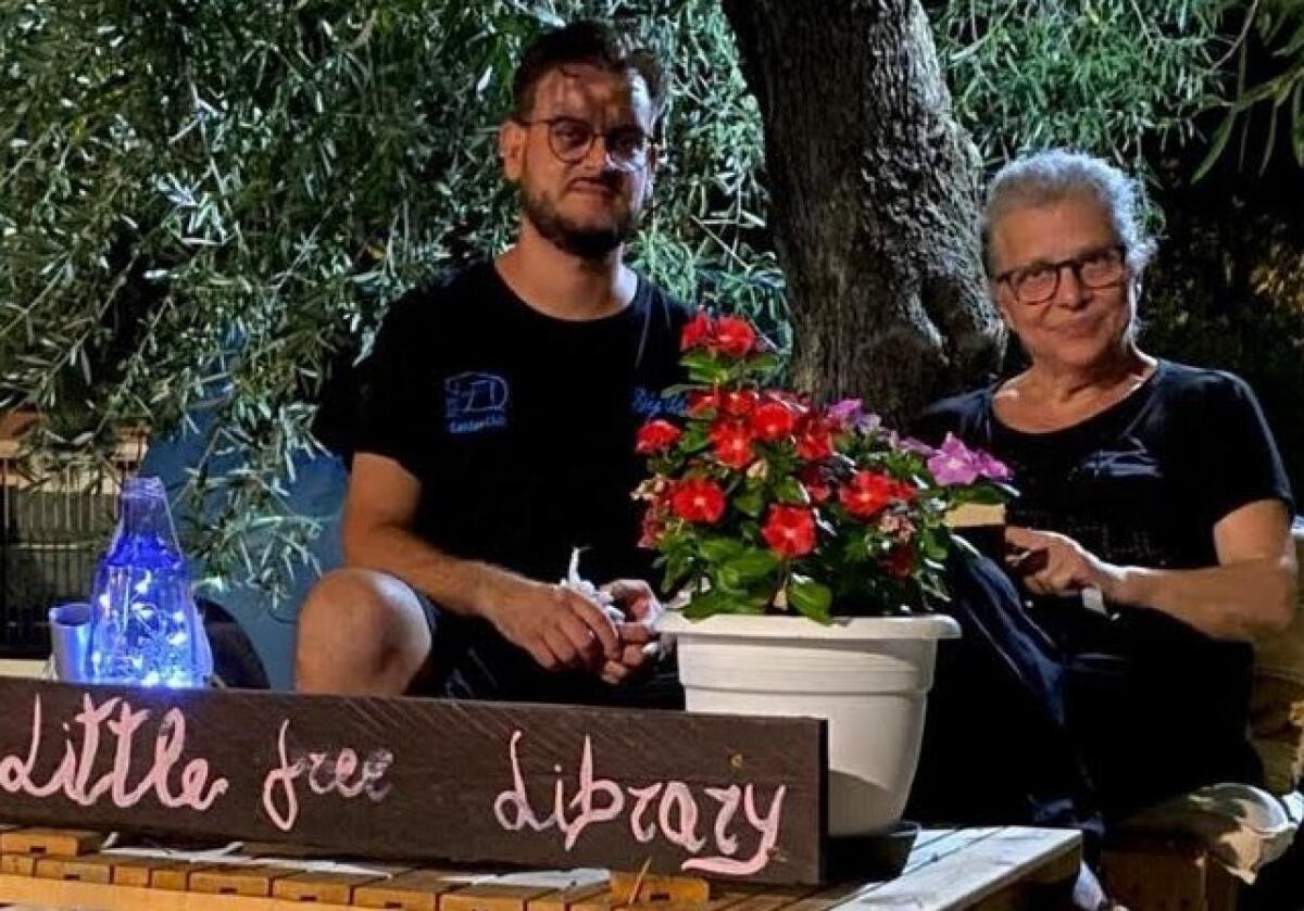 Quello che non ti aspetti nel villaggio turistico, una libreria accanto agli ulivi - Con Nicola e Maria Teresa Perrino