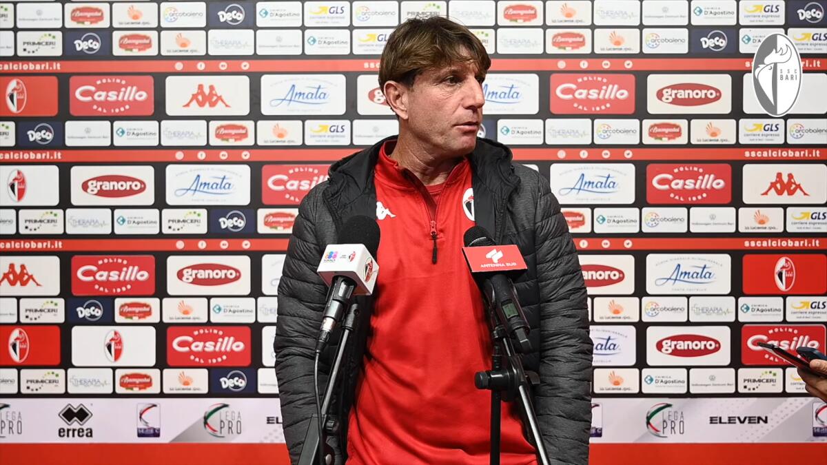 Bari, Mignani: "Portato a casa un punto contro una squadra difficile da affrontare" - Immagine in evidenza: Michele Mignani - crediti foto: canale ufficiale YouTube SSC Bari