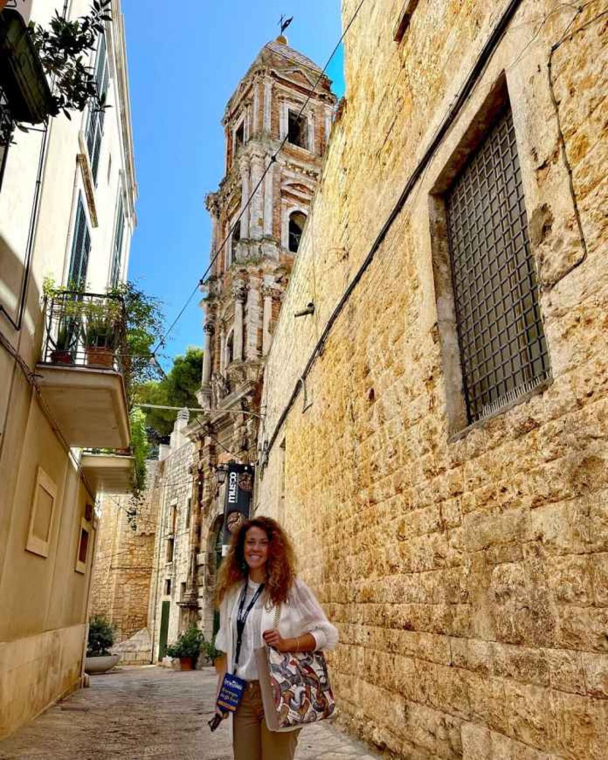 A LectorinFabula tutti possiamo essere eroi - STATOQUOTIDIANO.TI, 05 OTTOBRE 2021. L’invito ad un festival culturale, un caratteristico centro storico medievale da cui si scorge il mare, la mia irrefrenabile curiosità, la voglia di fare esperienze che arricchiscano mente, occhi e cuore. Devo agg