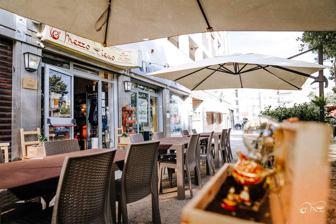 Foggia, chiude il noto locale Mezzopieno, il giovane titolare Gigi sui social: "Mi mancherai" (ph. Facebook)