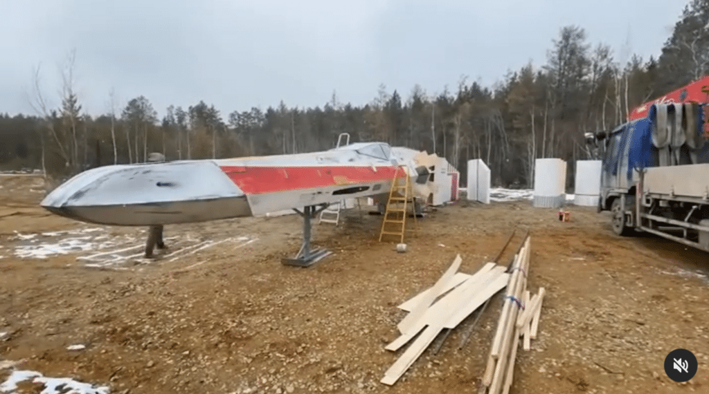 L'X-Wing in fase di costruzione