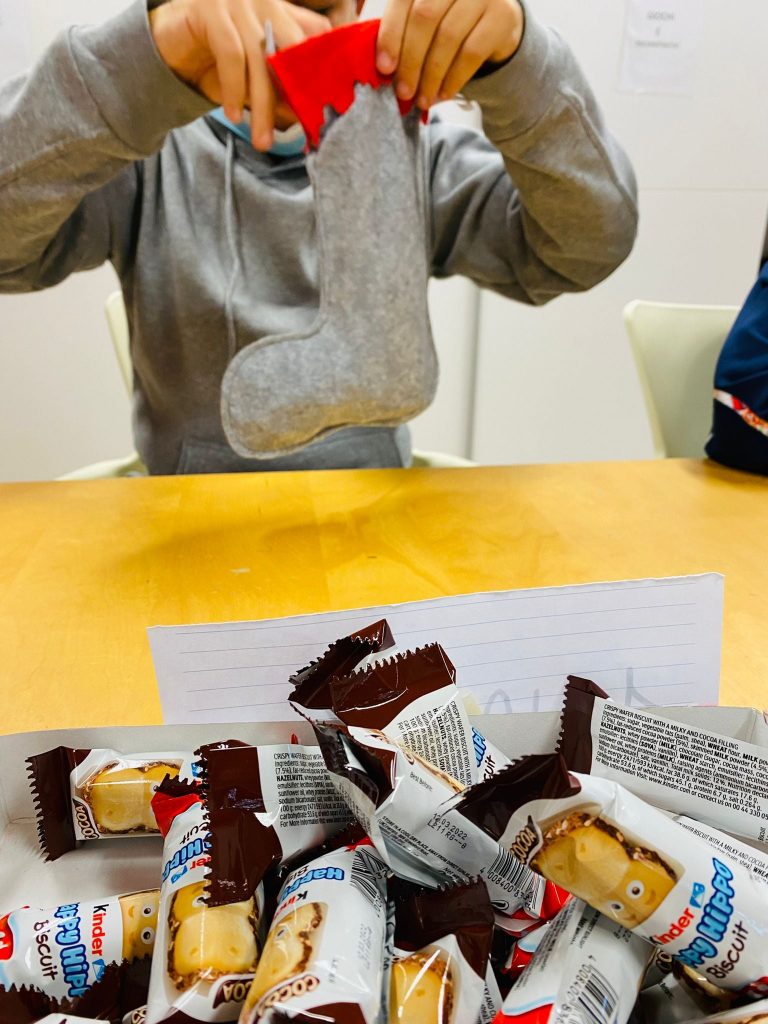 Tremila calze piene di dolci ritagliate dai ragazzi del progetto iDO
