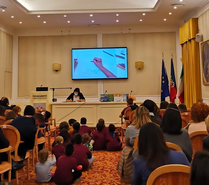 Elena Ceccato disegna nella sala "Rosa del Vento" (FMU)