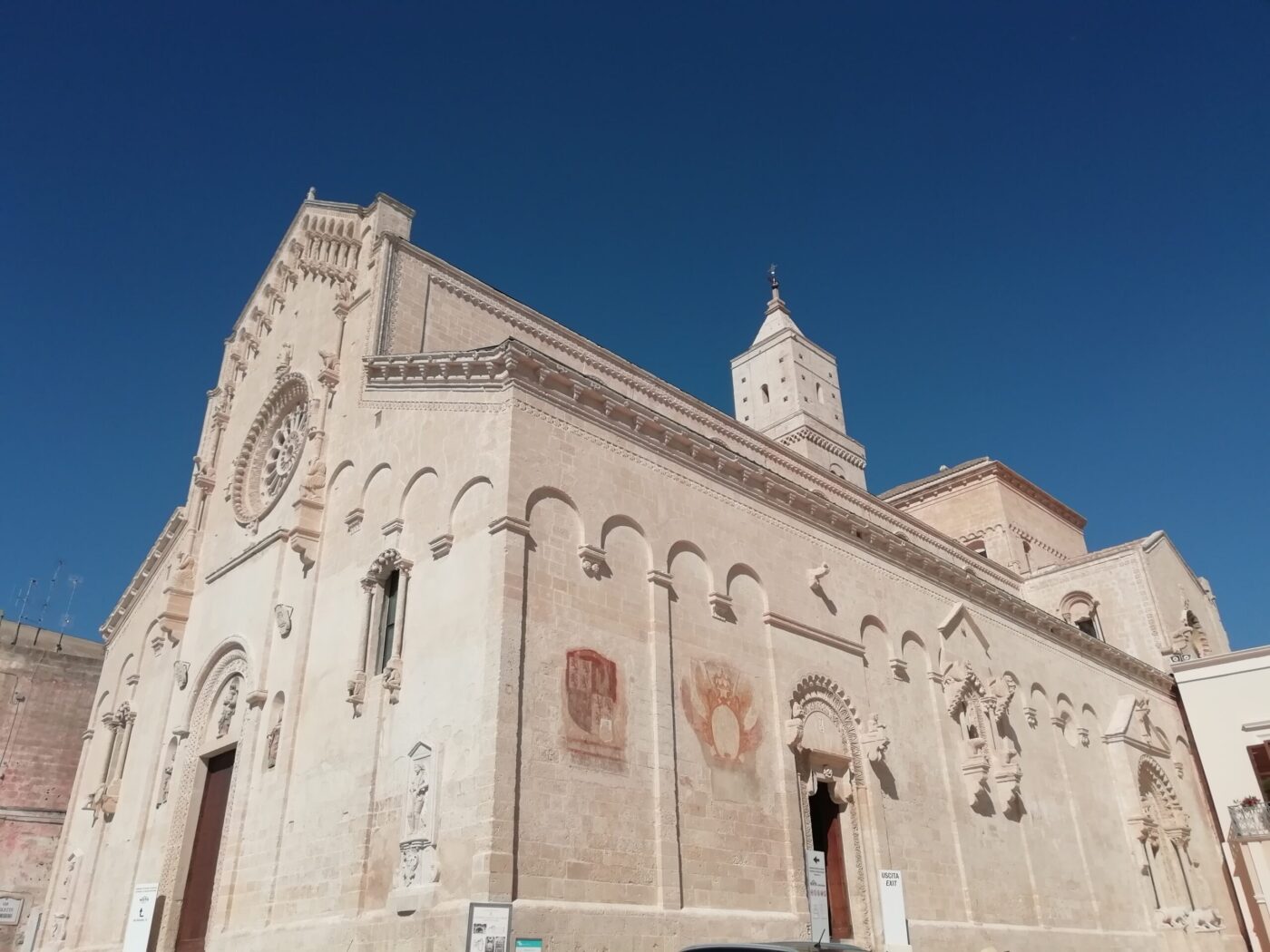 "Il maestoso Duomo: romanico esternamente, prepotentemente barocco all’interno" ph EZ