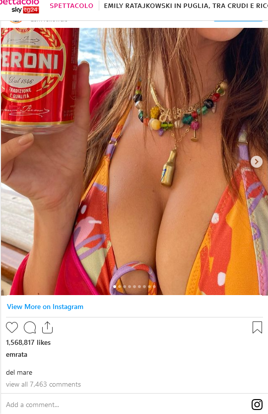 La modella Emily Ratajkowski in Puglia tra crudi, Peroni e ricci di mare