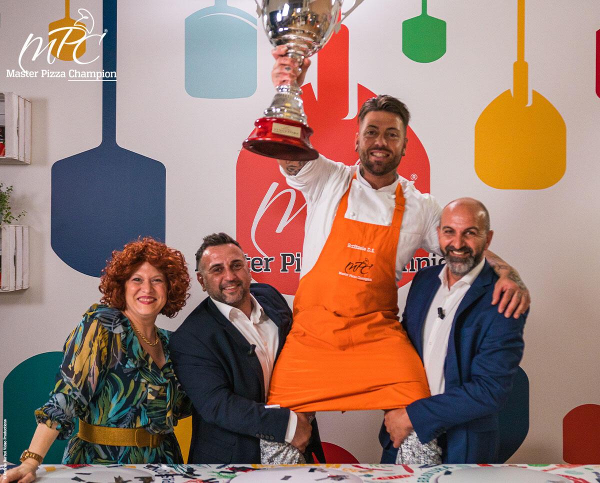 "Verace Assaje", Raffaele Di Stasio nuovo Master Pizza Champion - Il vincitore Raffaele Di Stasio e la giuria di Master Pizza Champion: da sinistra, Imma Gargiulo, Luciano Passeri e Tiziano Casillo