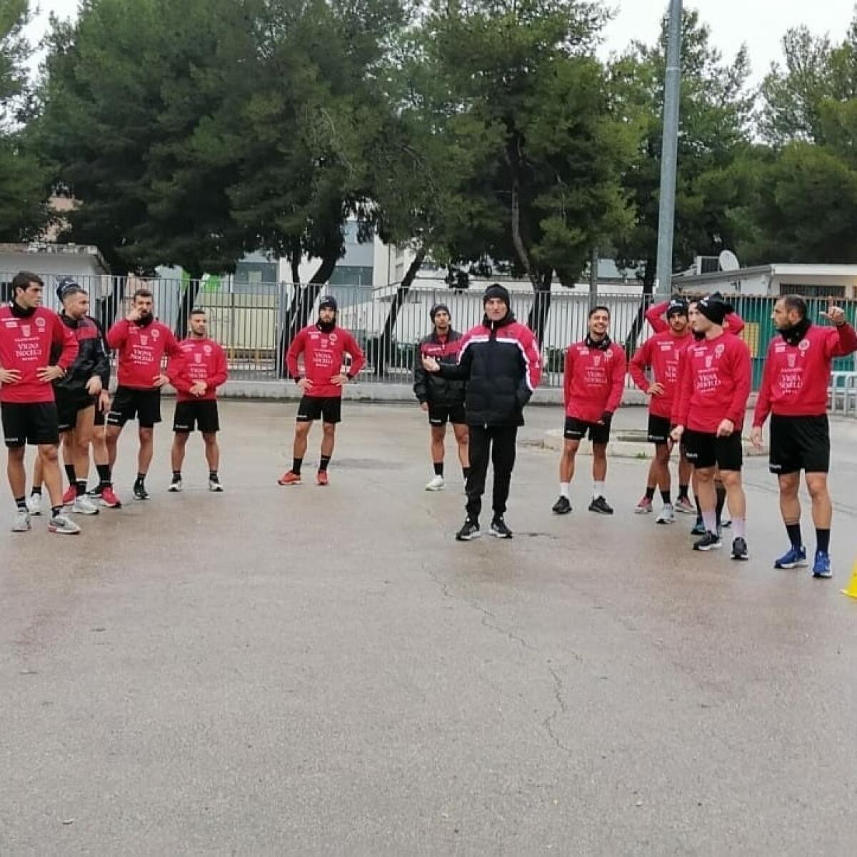 Foggia, l'allenamento è nel piazzale dello "Zaccheria" - Immagine in evidenza: l'allenamento del Foggia nel piazzale dello "Zaccheria" - crediti foto: pagina ufficiale Facebook Calcio Foggia 1920