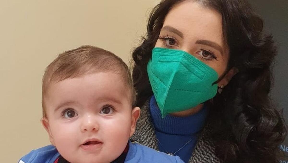 La forza di Chiara. Diventa mamma malgrado tumore, cure e menopausa indotta - Manfredonia (Foggia), 09/11/2021 - (ansa) Prima la diagnosi di un tumore al seno, poi le speranze infrante di diventare mamma per la seconda volta a causa della menopausa precoce indotta dalle cure. E poi la scoperta che ha lasciato increduli anche i