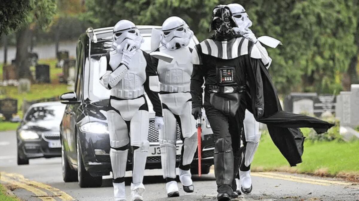 Una donna esaudisce il suo ultimo desiderio, un funerale in stile Star Wars: ecco la sua storia - Darth Vader guida il corteo funebre