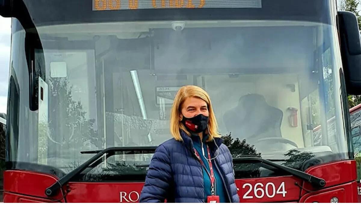 Monia alla guida del bus e il bimbo solo per strada all’alba - Foto: informazione.it