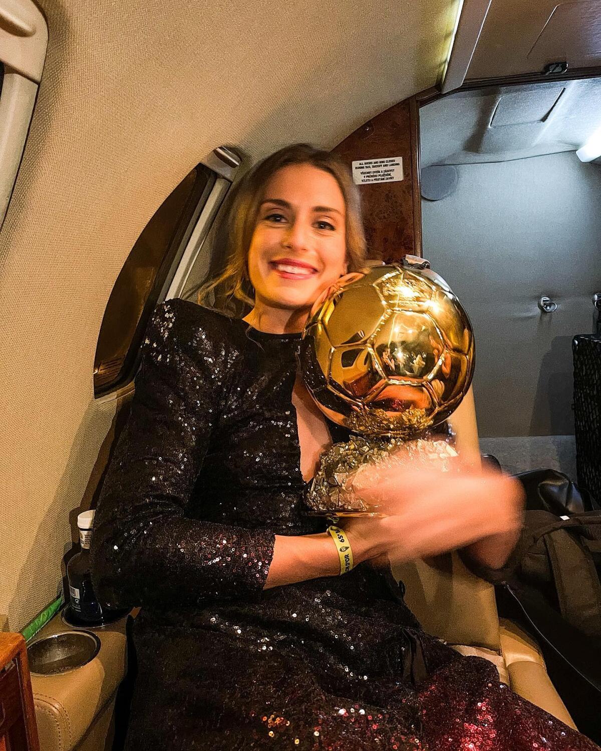 Alexia Putellas è Regina d'Europa: “Papà, grazie. E' per te” - Ieri sera a Parigi, mentre Kylian Mbappé le consegnava il Pallone d'oro, il premio più ambito del mondo del calcio, nella testa di Alexia Putellas, entusiasmante trequartista del Barcellona e della nazionale spagnola, è passato ancora una volta lo st
