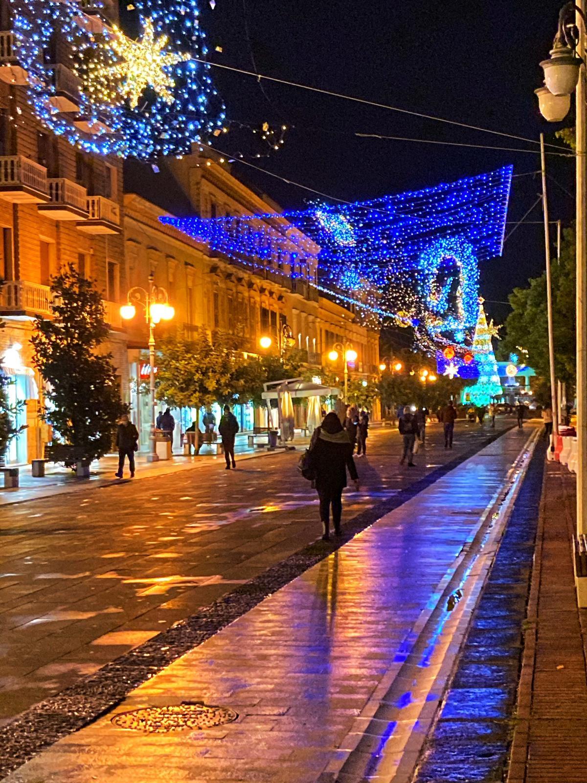 Foggia si fa bella per Natale, albero e luci nelle strade del centro - 