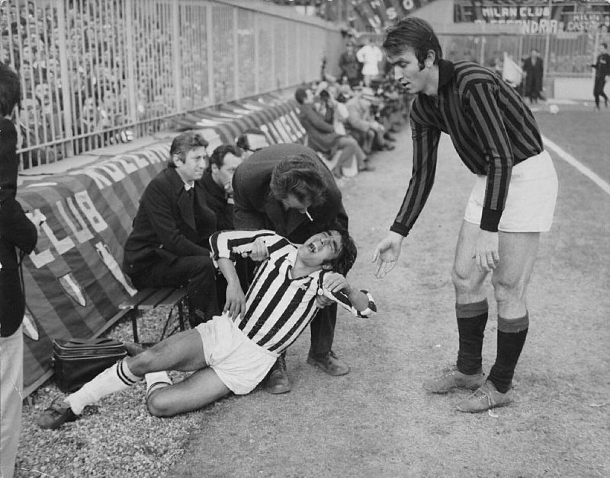 Il Milan piange Gino Maldera, il difensore aveva 75 anni - Gino Maldera (a destra) soccorre Pietro Anastasi, foto di dominio pubblico
