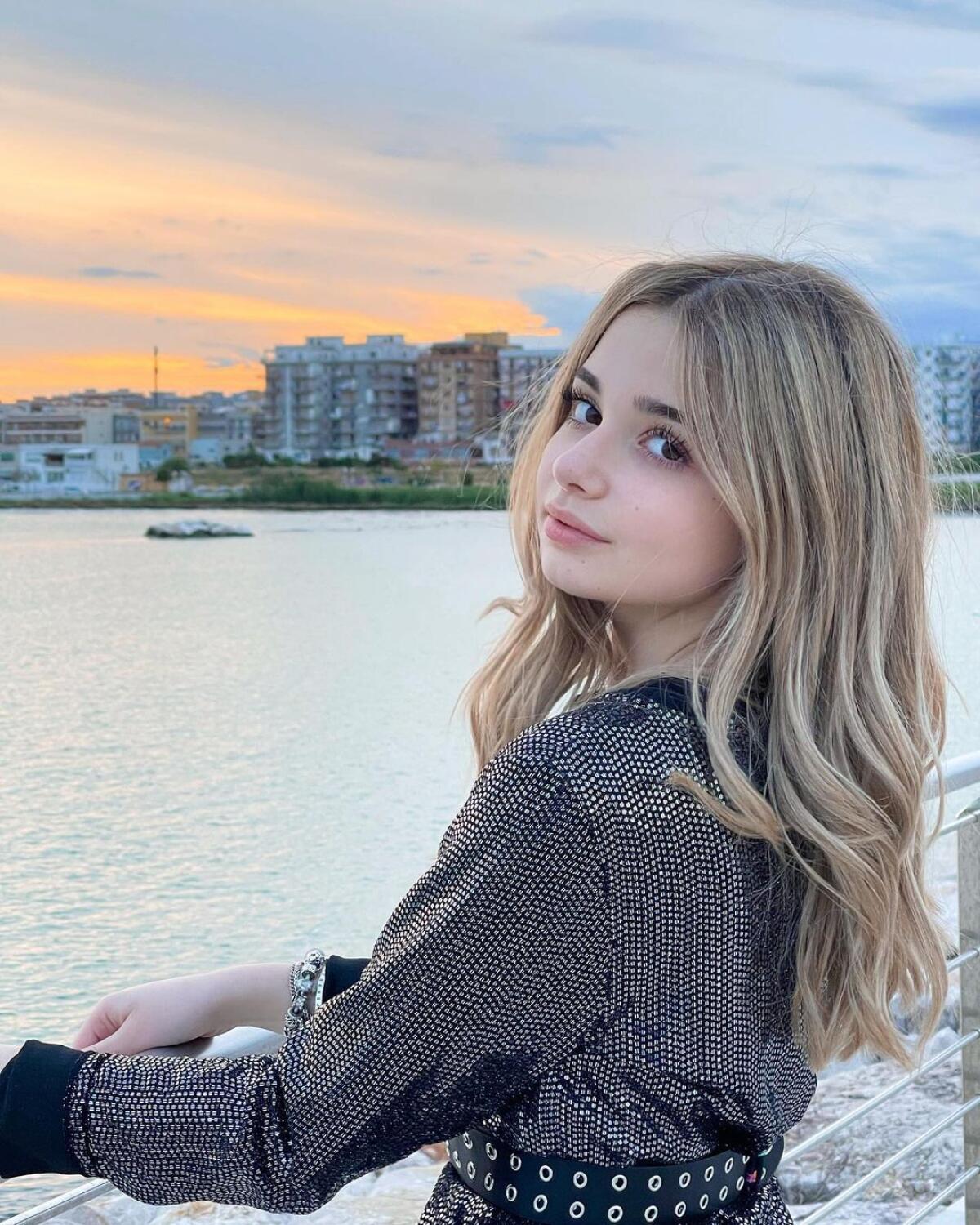 Per Giulia Scarano un film con Elodie: "Uno dei miei sogni" - fonte image  Cosmopolitan - 
Giulia Scarano del Collegio diventa attrice al fianco di Elodie