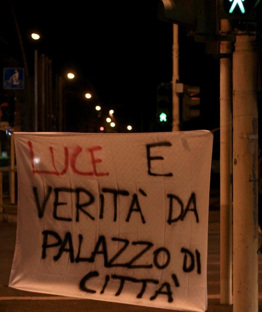 La protesta di "Sfoggia" ad ottobre scorso sull'illuminazione carente in alcune strade cittadine