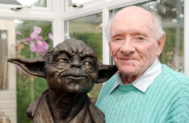 Stuart Freeborn con una statua di Yoda