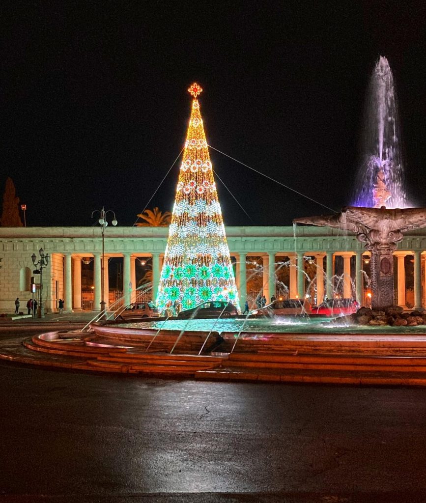 Foggia si fa bella per Natale, albero e luci nelle strade del centro