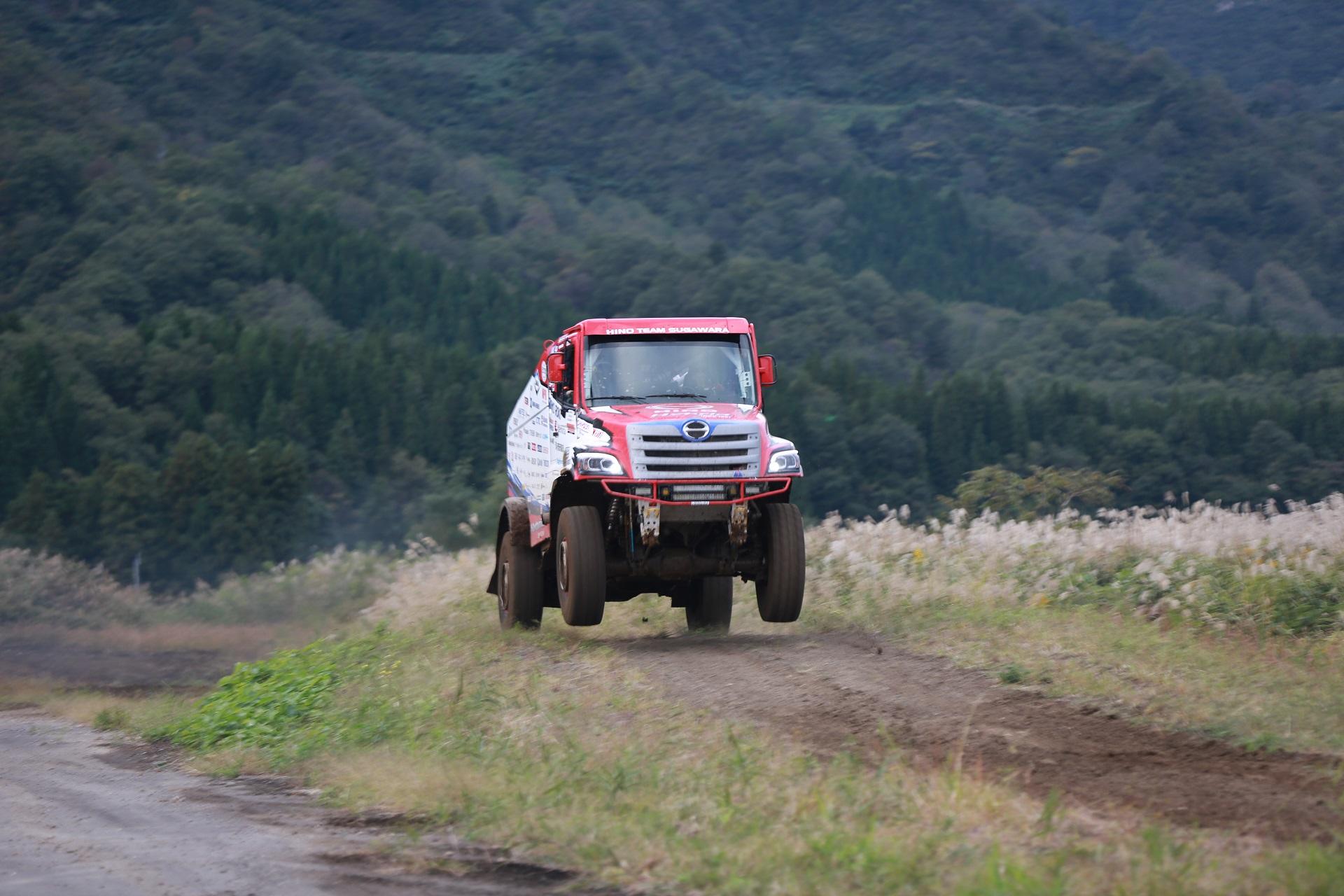 Il nuovo Hino 600 ibrido in azione nei test con Teruhito Sugawara (Foto: Hino Global)