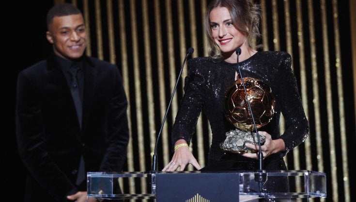 Alexia Putellas premiata da Mbappé al Theatre du Chatelet a Parigi (ansa)