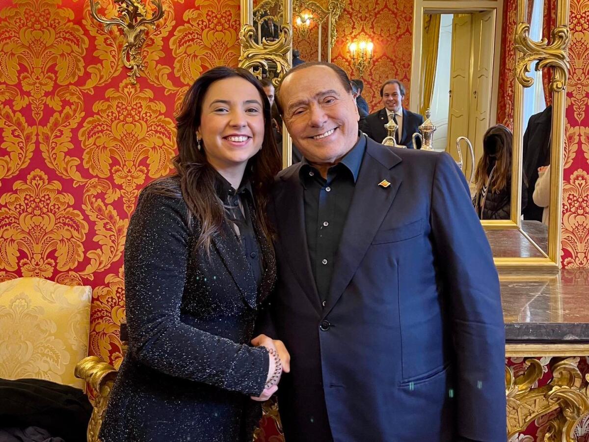 "Vittima di offese e insulti sessisti per una foto con Berlusconi. E' assurdo" - 