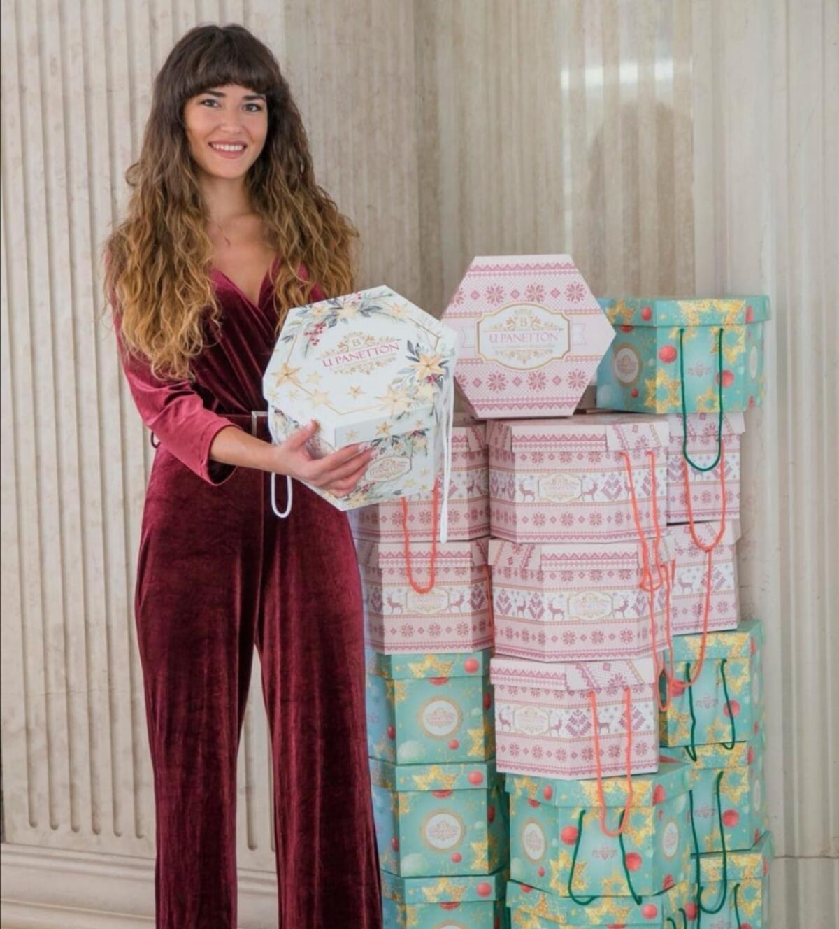 "Tra il profumo che è fuori e la luce che è dentro, il panettone incanta" - "Tra il profumo che è fuori e la luce che è dentro, il pandoro incanta". ph statodonna.it