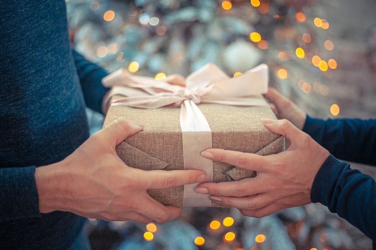 Regali di Natale che portano sfortuna: acquisti last minute da evitare - Credits: Bob_Dmyt via Pixabay