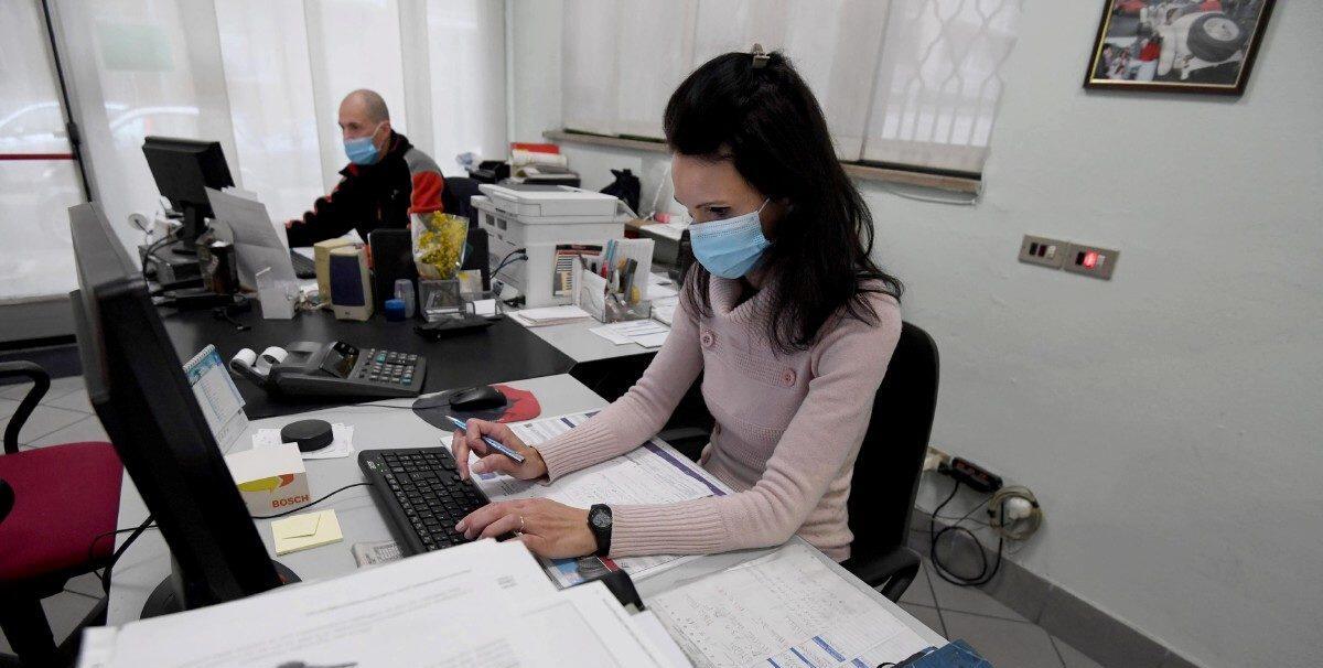 La crisi penalizza i contratti alle donne, parità intesa come conciliazione - Gabriella Marigo al lavoro nell'officina di famiglia, Milano, 11 Marzo 2021. Dalle comunicazioni obbigatorie del ministero del Lavoro a gennaio risultano "oltre 100 mila posizioni lavorative in meno occupate da donne rispetto a quelle occupate da uom