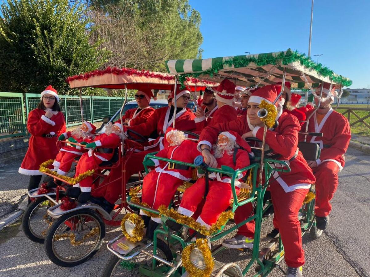 La consegna dei doni a Natale? Sì ma a bordo di un risciò - Cronache Maceratesi
Babbo Natale arriva in risciò - CM Junior