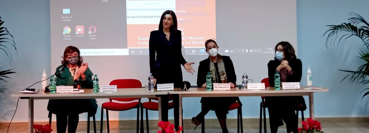 Metodo Montessori alla Moscati, la scuola di Foggia nella rete nazionale - La dirigente Antonella Lo Surdo in piedi al tavolo dei relatori