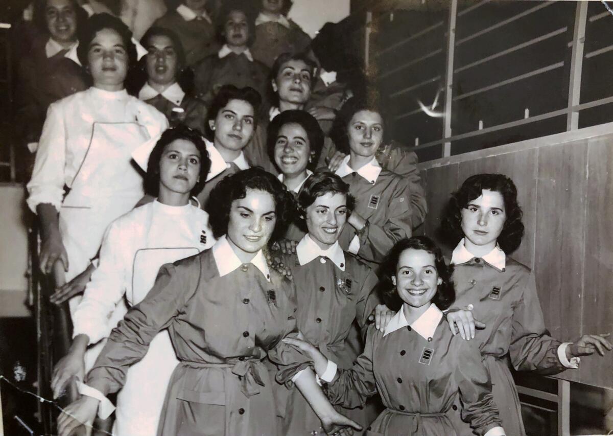 Le signorine della Standa - L’immagine fa parte della collezione personale di una di loro, le gentilissima signora Rosaria, che ha voluto metterla a disposizione degli amici e dei lettori di Lettere Meridiane dopo aver letto la puntata della rubrica Memorie Meridiane dedicata, 