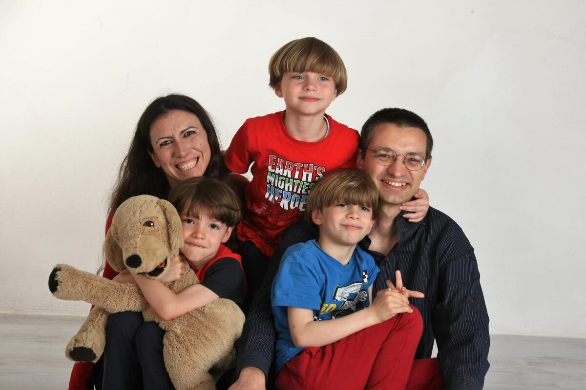 "Una famiglia nello spettro". Storia di Monia e dei suoi bimbi autistici - Prima Derek, poi anche i gemellini Liam e Colin. Nel Veronese mamma Monia pubblica il suo secondo libro di fiabe e diventa influencer su YouTube. “Sono meravigliosi, cerchiamo di far conoscere l’autismo per creare una società accogliente e consapevol