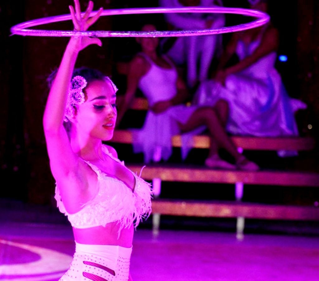 L’atmosfera nuova del circo con gli animali in ologrammna