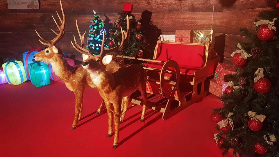 Vendesi casa di Babbo Natale dell’ex villaggio in fiera, con slitta e renne