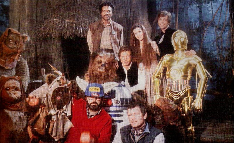 Lucas insieme a Billy Dee Williams, Harrison Ford, Carrie Fisher e Mark Hamill sul set di "Star Wars - Il ritorno dello Jedi".