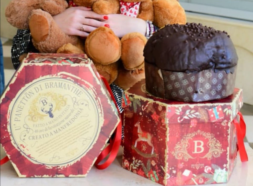 "Tra il profumo che è fuori e la luce che è dentro, il panettone incanta"