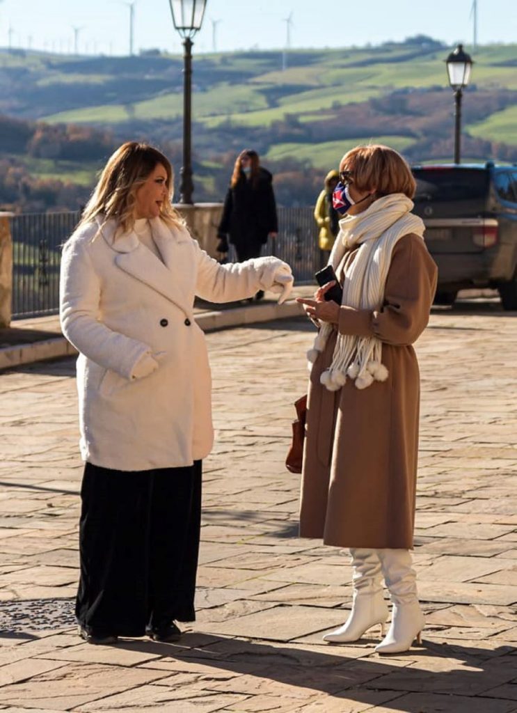 La sindaca Lucilla Parisi a sinistra sul belvedere di Roseto