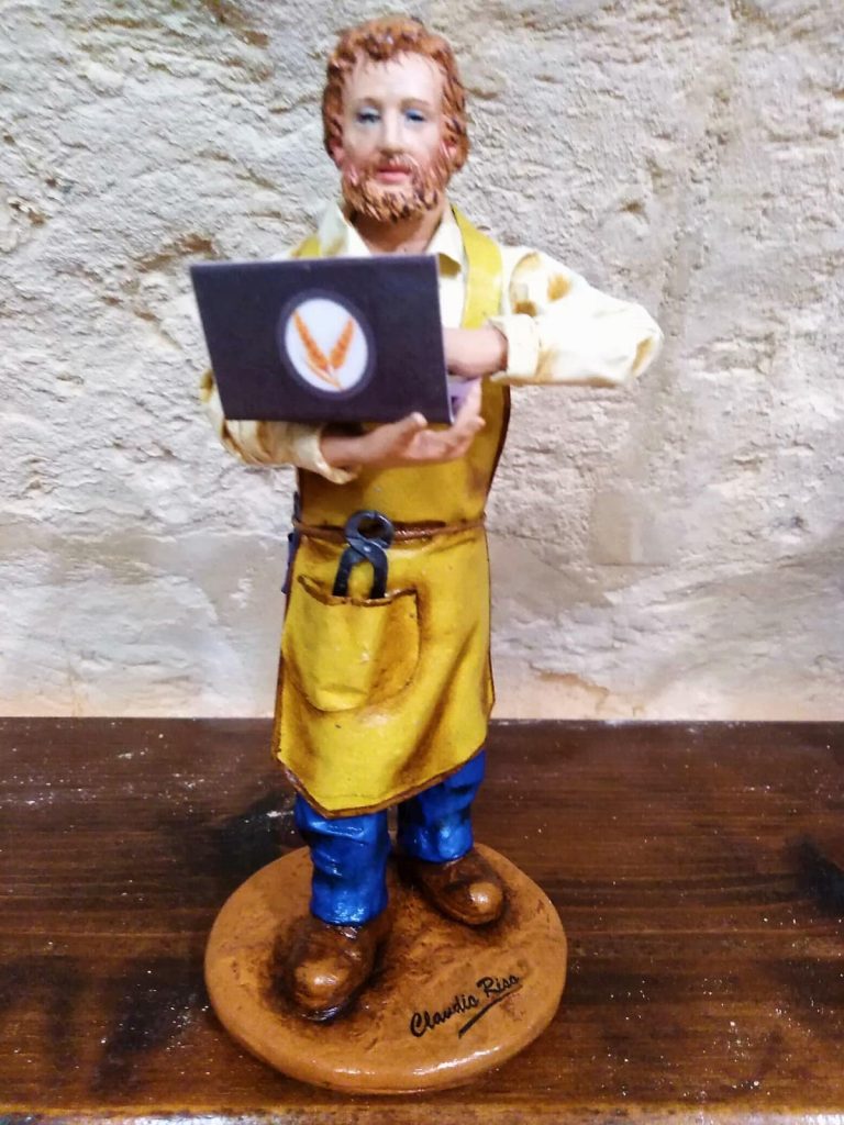 L’imprenditore diventa una statuina del presepe in dono ai vescovi